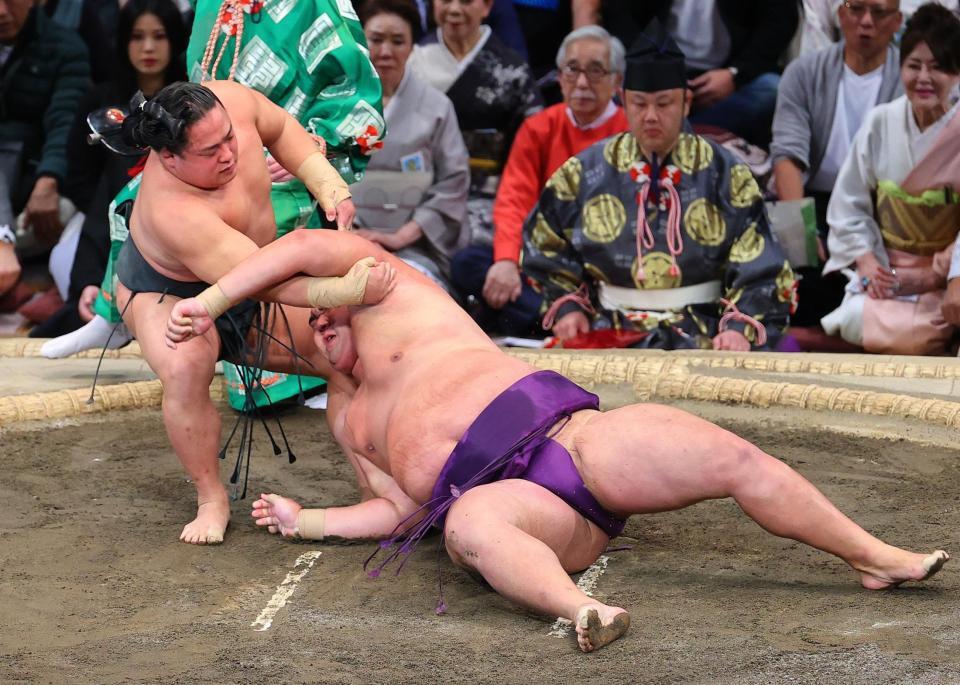 　翠富士（奥）が肩透かしで湘南乃海を下す