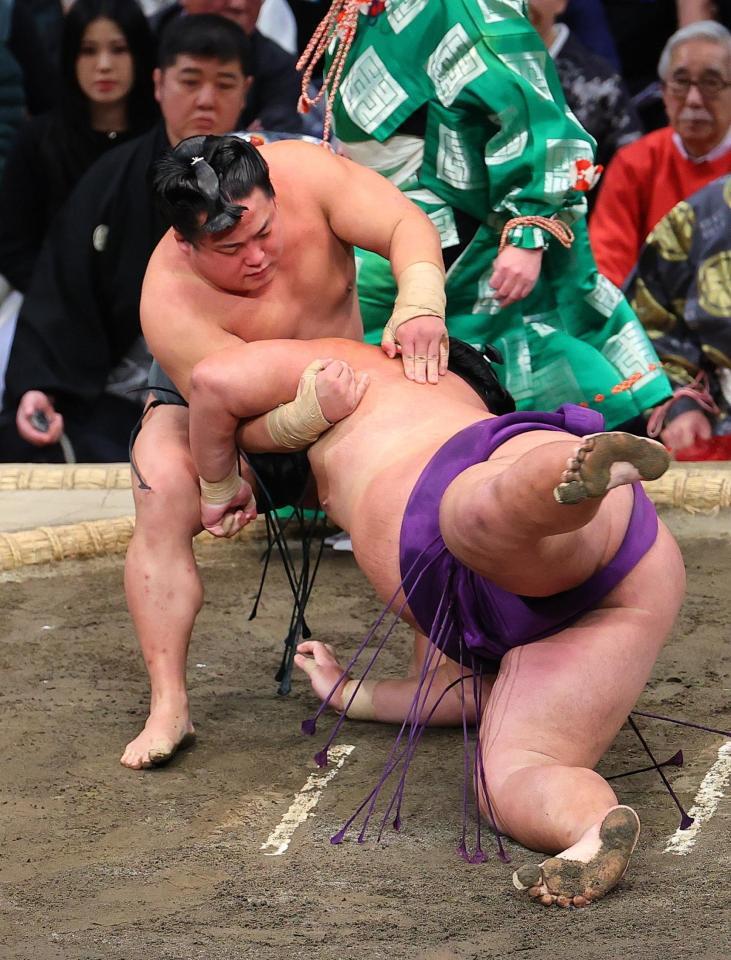 　翠富士（奥）が肩透かしで湘南乃海を下す