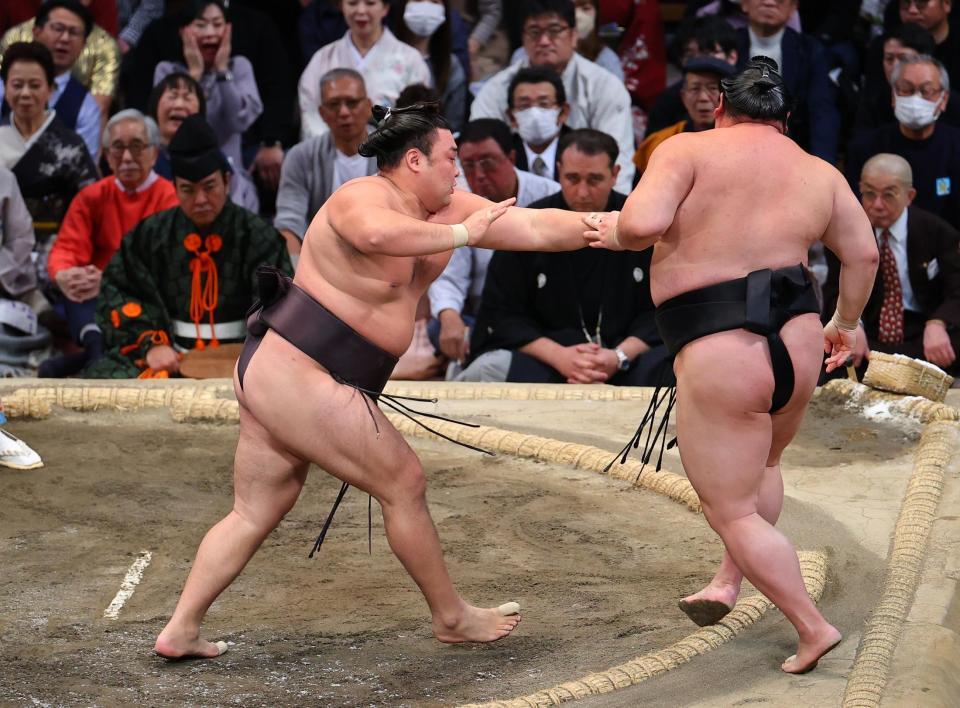 　霧島（左）が突き出しで正代を下す