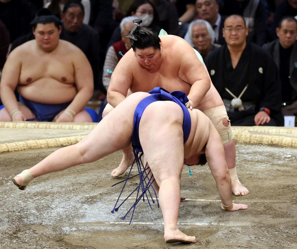 　琴桜は引き落としで欧勝馬を下す（撮影・山口登）