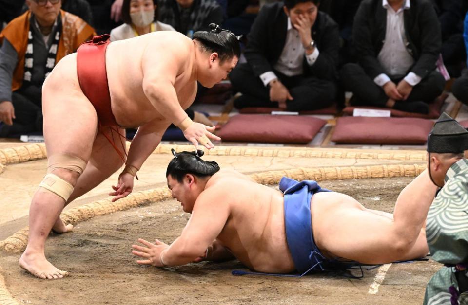 　大の里（右）は引き落としで隆の勝に敗れる