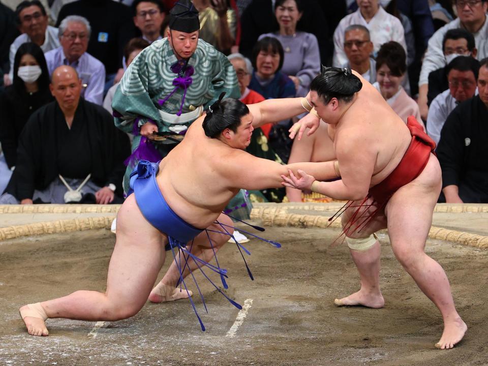 　大の里（左）が引き落としで隆の勝に敗れる