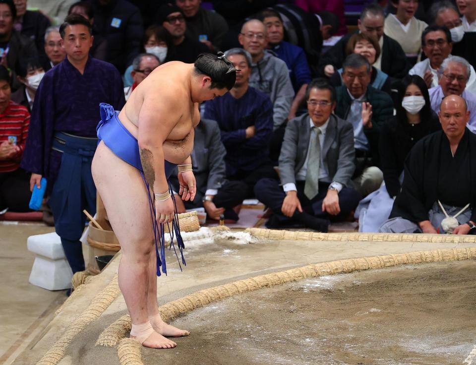 　引き落としで隆の勝に敗れ、一礼して引き揚げる大の里