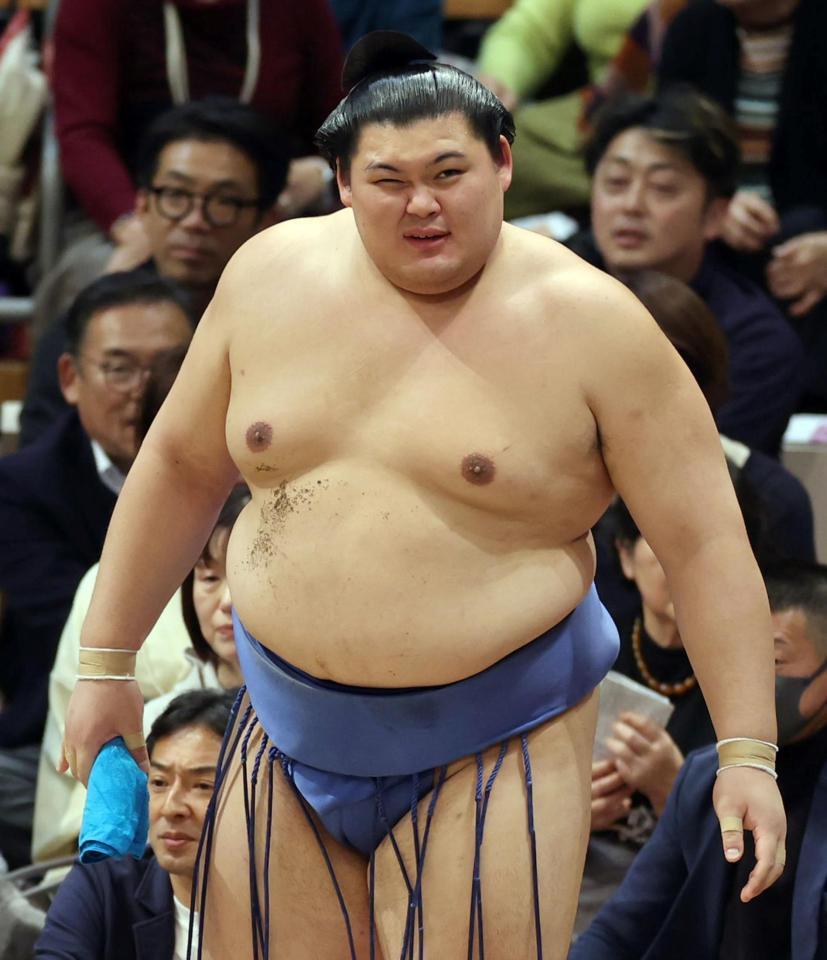 　大の里は隆の勝に敗れ、悔しそうな表情を見せ引き揚げる（撮影・山口登）