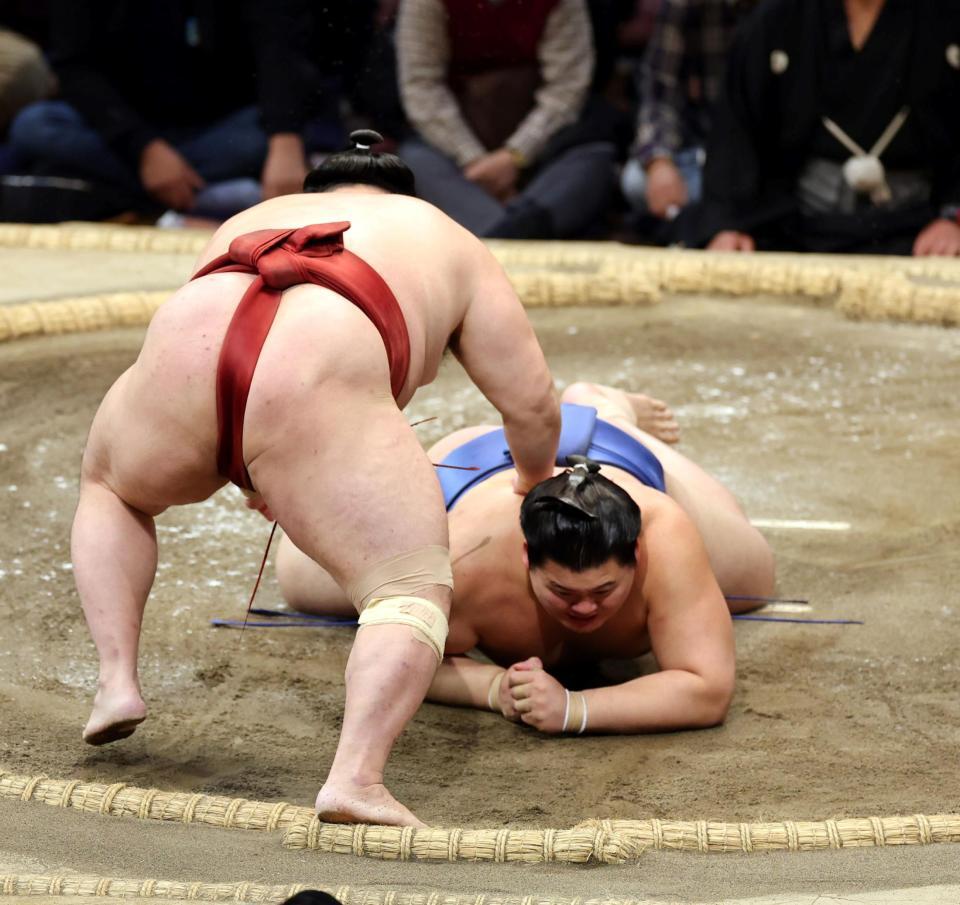 　大の里（下）は隆の勝に引き落としで敗れる（撮影・山口登）