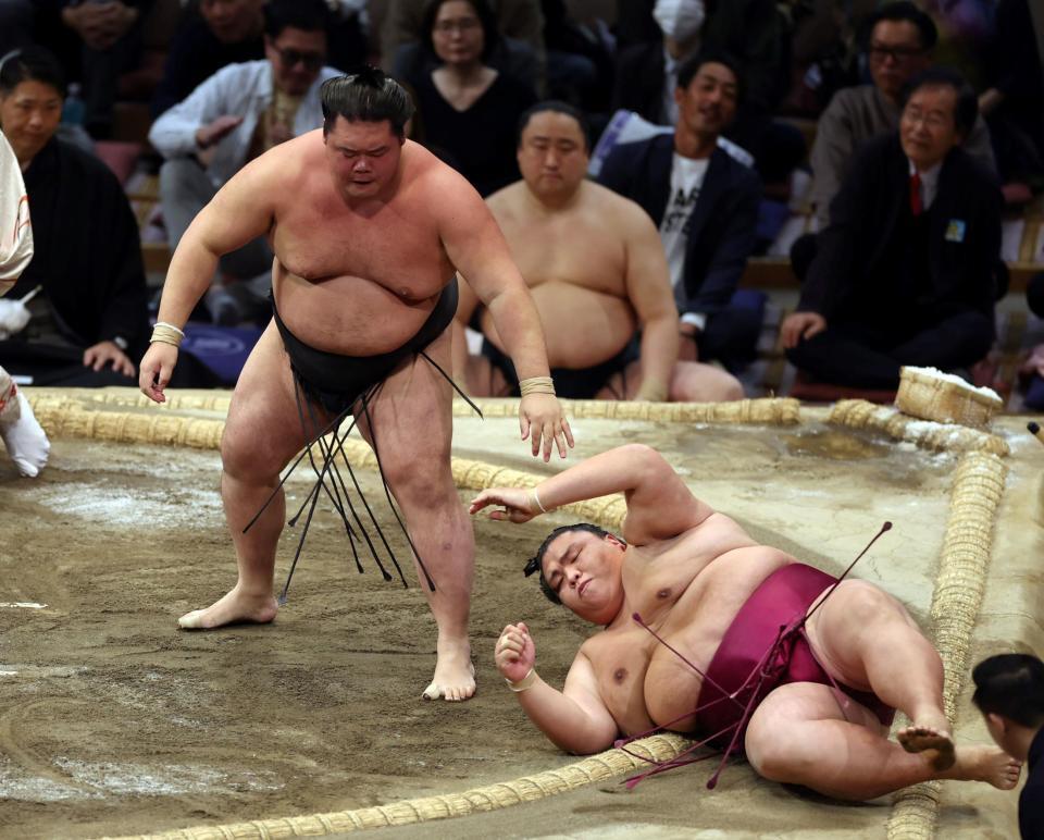 　明生（左）は肩透かしで御嶽海を破る（撮影・山口登）