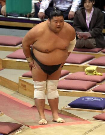 　天空海は勇磨に勝利し土俵を引き揚げる（撮影・山口登）