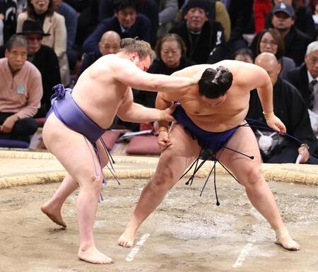 　欧勝馬（右）を攻める安青錦。浴びせ倒しで破る