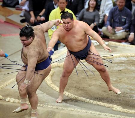 豊昇龍－高安の壮絶激闘に館内騒然　鬼の形相で張り合う　豊昇龍制すも最後はダメ押し気味に　ＮＨＫ解説「わかんなかったんだろうな、土俵割ってるのが」