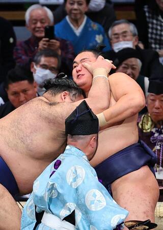 　高安（左）と競り合う豊昇龍。押し出しで下す