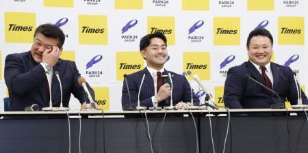　引退記者会見するパリ五輪柔道銅メダリストの橋本壮市。左は所属先の吉田秀彦総監督。右は海老沼聖男子監督＝２０日午後、東京都品川区