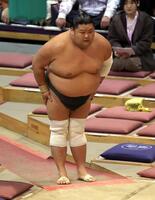 　天空海は勇磨に勝利し土俵を引き揚げる（撮影・山口登）