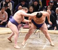 　欧勝馬（右）を攻める安青錦。浴びせ倒しで破る