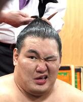 　取り組みを終え取材に応じる豊昇龍