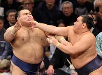 　高安（左）を激しく攻める豊昇龍（撮影・山口登）