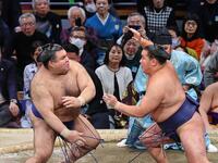 　高安（左）を攻める豊昇龍。押し出しで下す