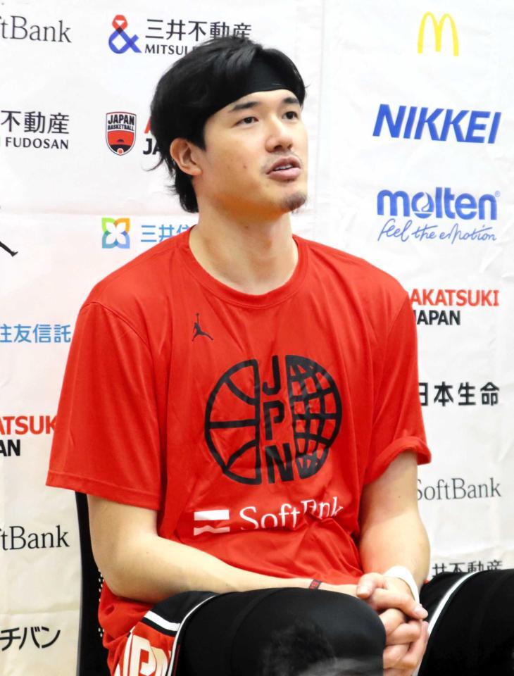 　会見で意気込みを語る渡辺雄太