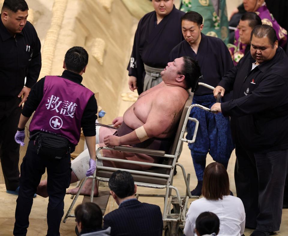 　紫雷は負傷し車いすに乗り引き揚げる＝１９日