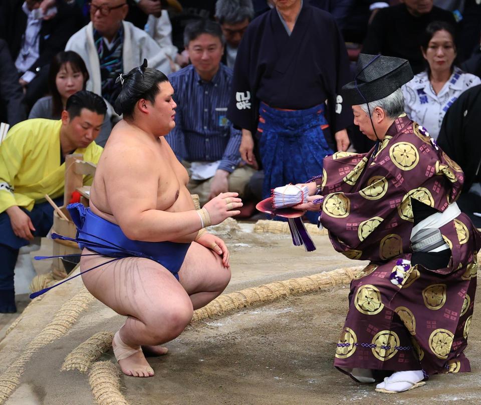　王鵬を下し、懸賞金を手にする大の里