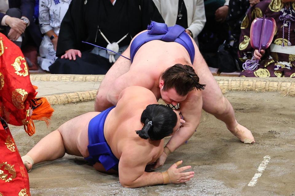 　安青錦（上）が浴びせ倒しで欧勝馬を下す