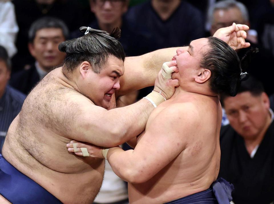 　激しく攻め合う高安（左）と豊昇龍（撮影・山口登）