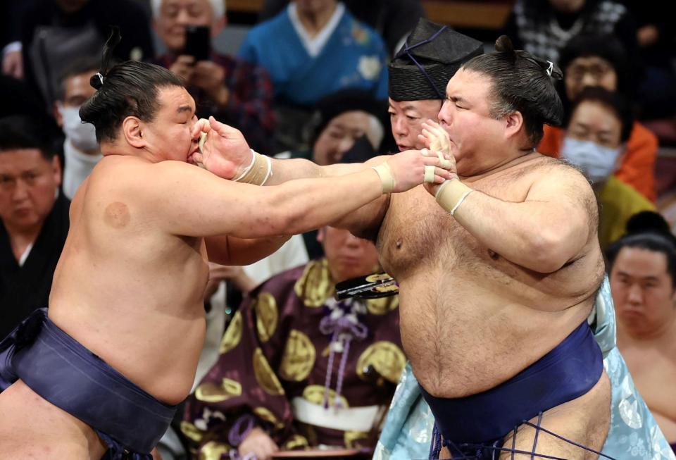 　激しく攻め合う豊昇龍（左）と高安（撮影・山口登）