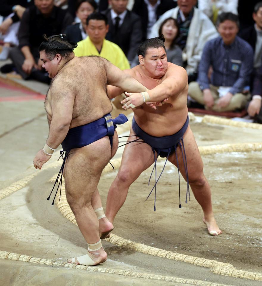 　豊昇龍（右）は押し出しで高安を下す（撮影・山口登）