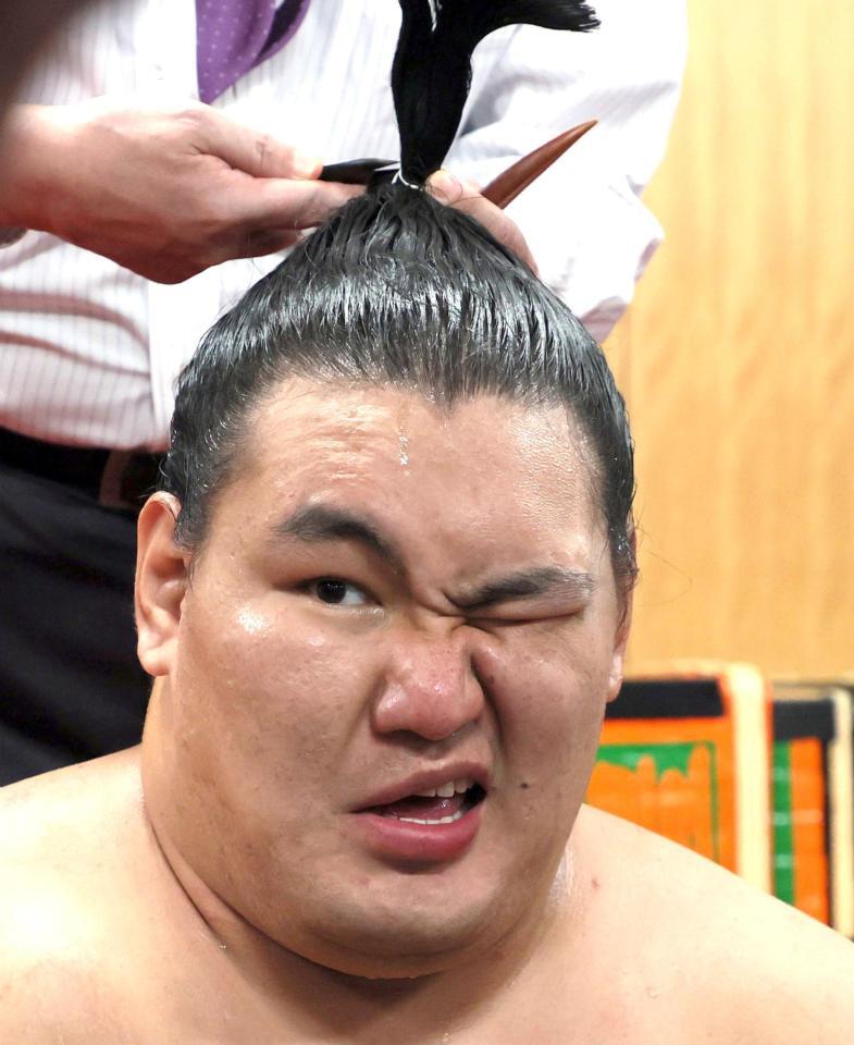 　取り組みを終え取材に応じる豊昇龍