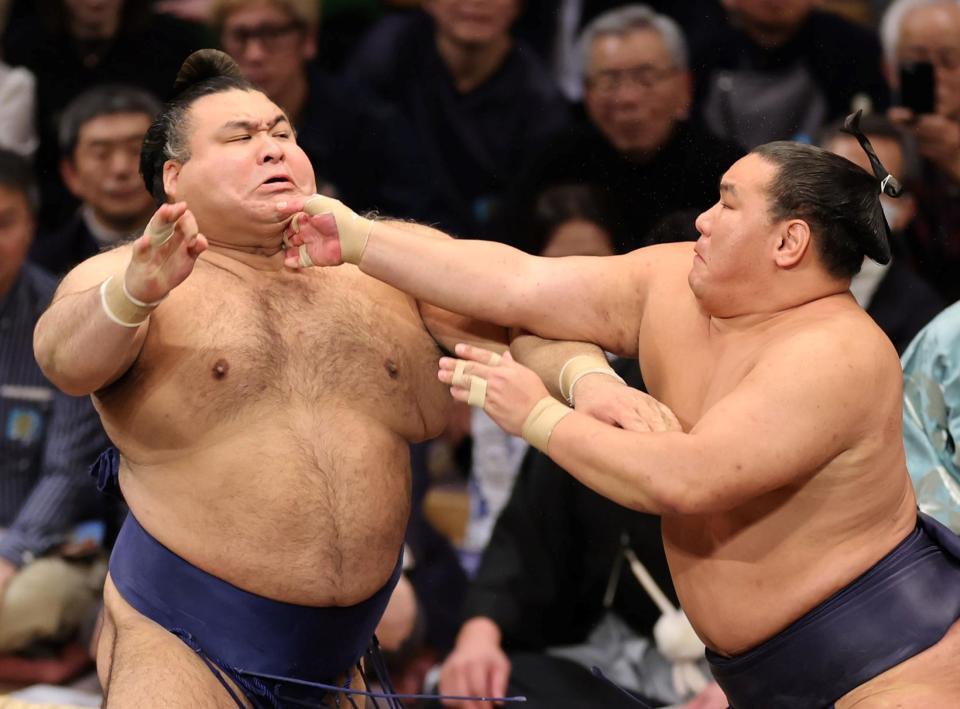 　高安（左）を激しく攻める豊昇龍（撮影・山口登）