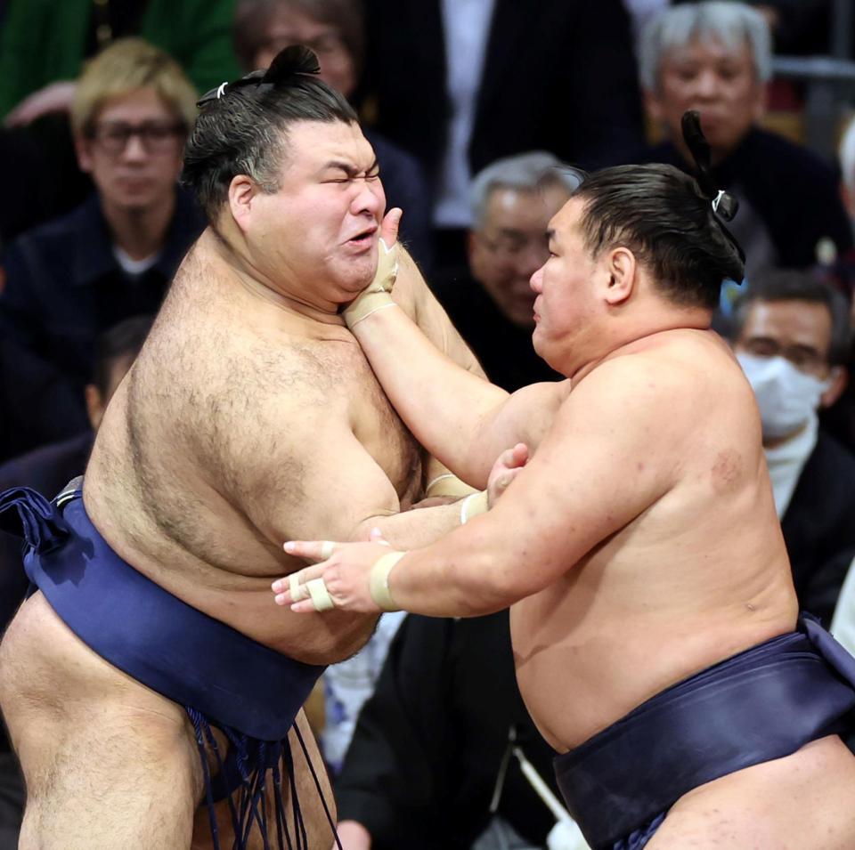 　激しく攻め合う豊昇龍（右）と高安（撮影・山口登）