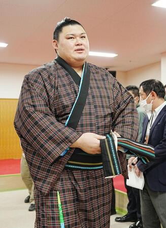 　支度部屋を後にする大の里