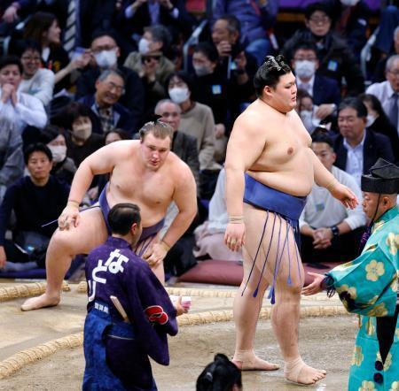 　安青錦（左）を寄り切りで下した大の里＝福岡国際センター