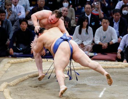 　安青錦（奥）が寄り切りで大の里に敗れる＝福岡国際センター