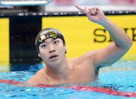 　男子２００メートル自由形決勝　１位でゴールし、ポーズをとる茨隆太郎＝東京アクアティクスセンター