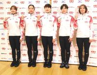 　日の丸が入ったユニホームでポーズをとるカーリング女子日本代表のフォルティウス＝１８日