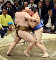 　大の里（右）は寄り切りで王鵬を下す（撮影・山口登）