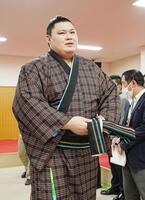 　支度部屋を後にする大の里