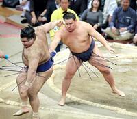 　高安（左）を下し、そのまま土俵下に押し出す豊昇龍