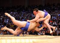 　大の里（左）は寄り切りで安青錦を下す（撮影・山口登）