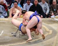 　大の里（下）が寄り切りで安青錦を下す