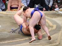 　大の里（下）が寄り切りで安青錦を下す