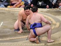 　安青錦（手前）を寄り切りで下した大の里