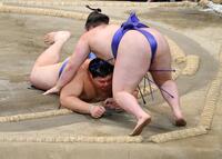 　大の里（下）が寄り切りで安青錦を下す