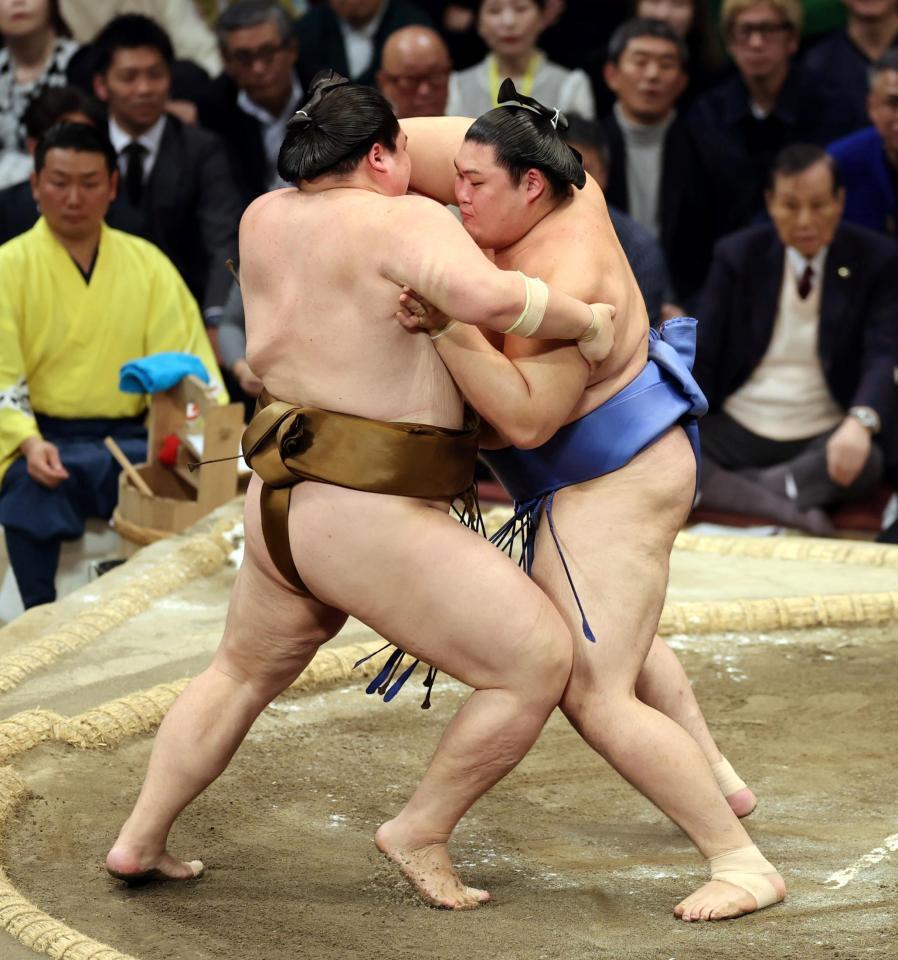 　大の里（右）は寄り切りで王鵬を下す（撮影・山口登）