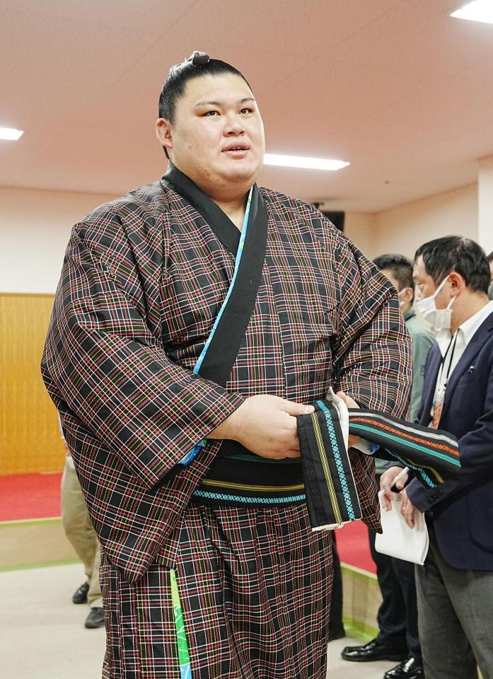 　支度部屋を後にする大の里