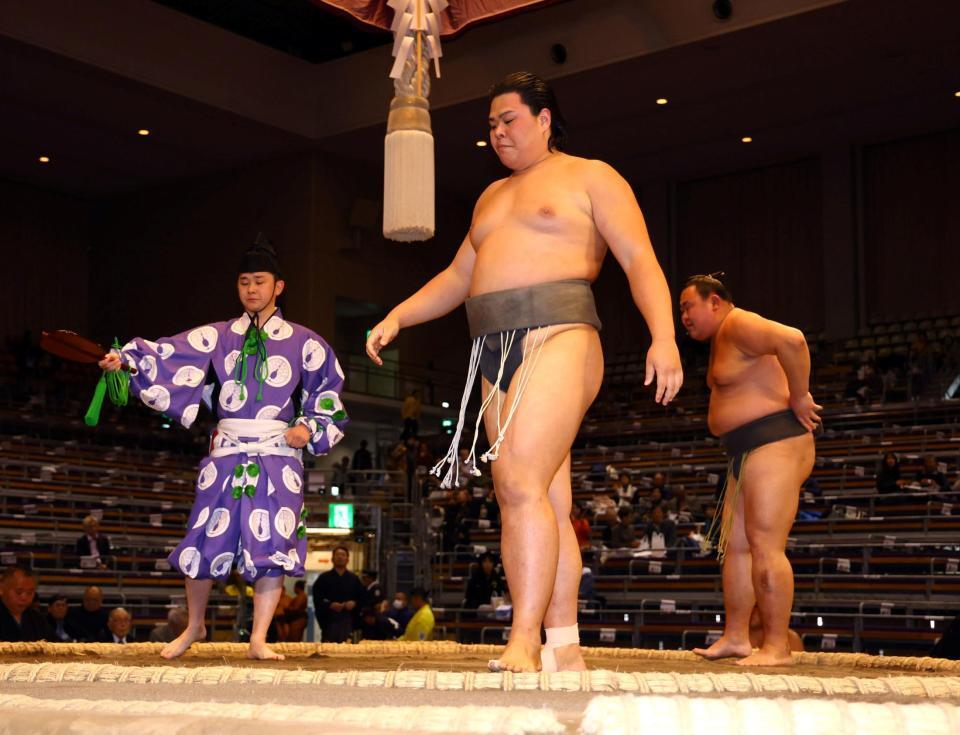 　可貴（中央）は千代雷山を下し三段目優勝を決める（撮影・山口登）