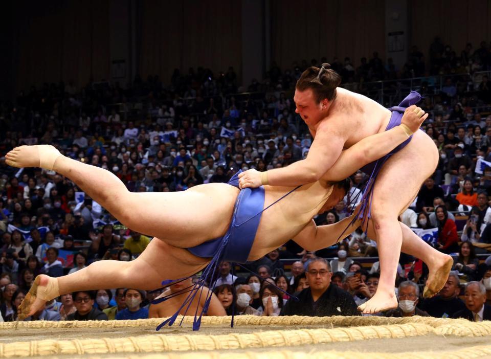 　大の里（左）は寄り切りで安青錦を下す（撮影・山口登）