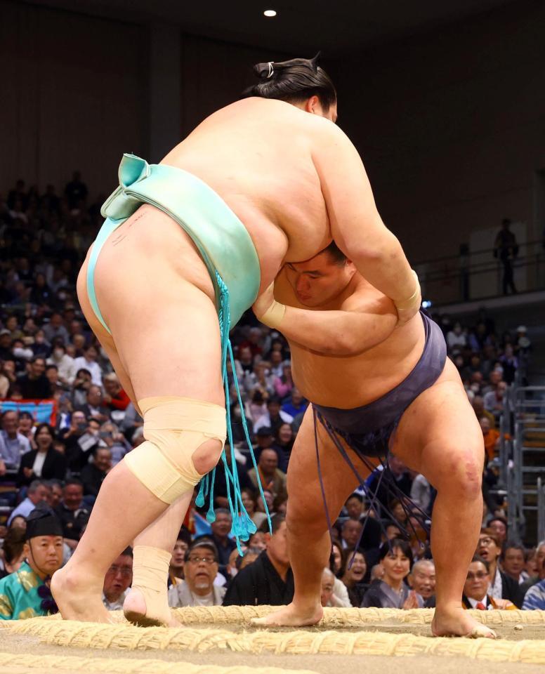 　豊昇龍（右）は寄り切りで琴桜を下す（撮影・山口登）