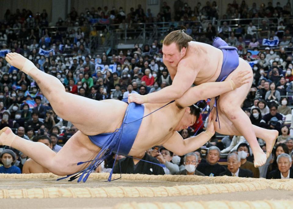 　大の里（左）は寄り切りで安青錦を下す
