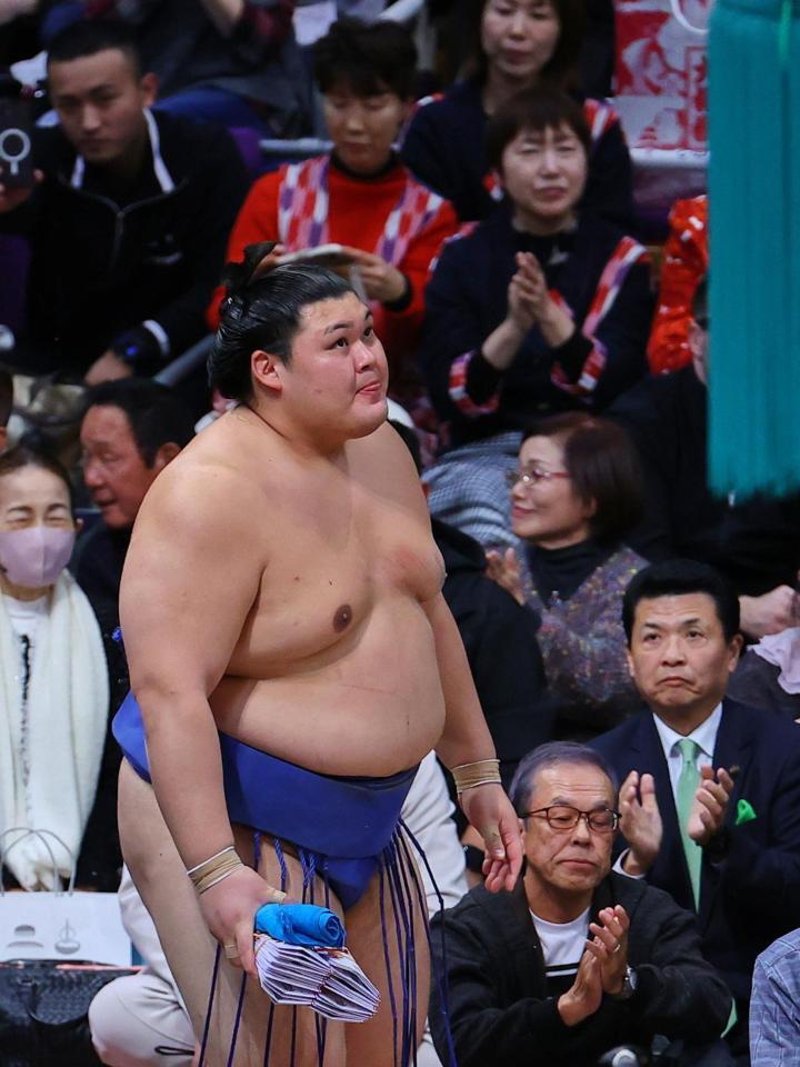 　安青錦を下し引き揚げる大の里